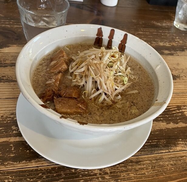 子供が注文した二郎系塩ラーメン(麺・野菜小盛)
