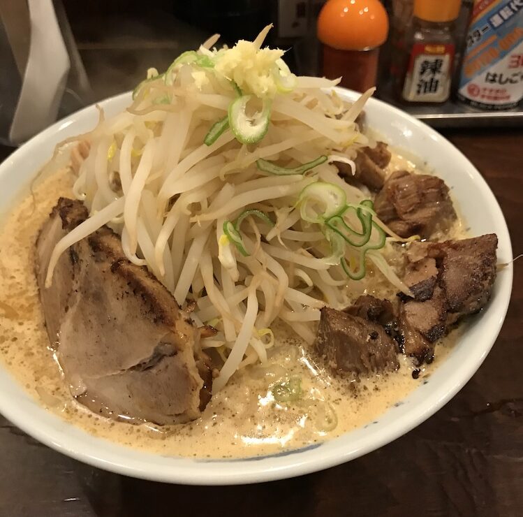 二郎系ラーメンのマシマシの殺人的なボリューム