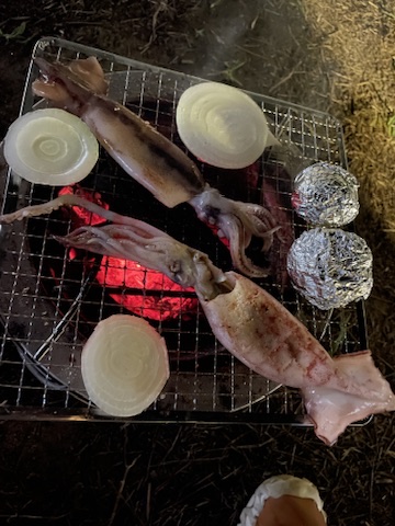 キャンプ初日の食事の写真