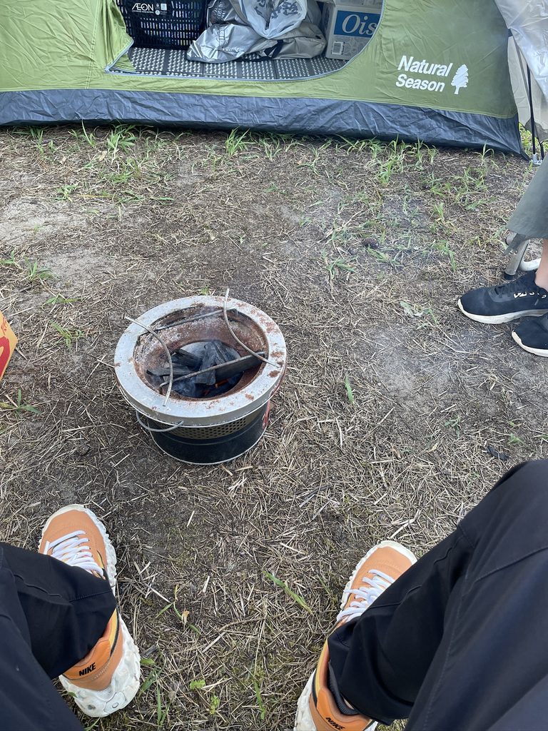 初日のキャンプで用意した道具や食事の様子