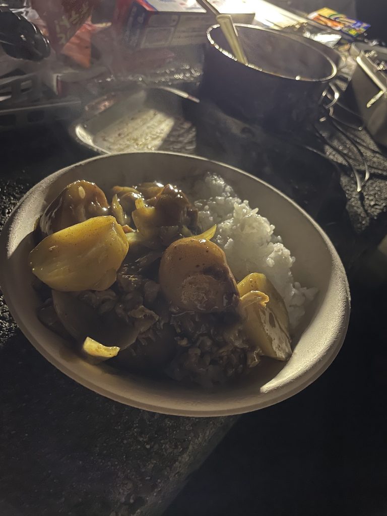 うまみち森林公園で完成したキャンプ飯のカレー